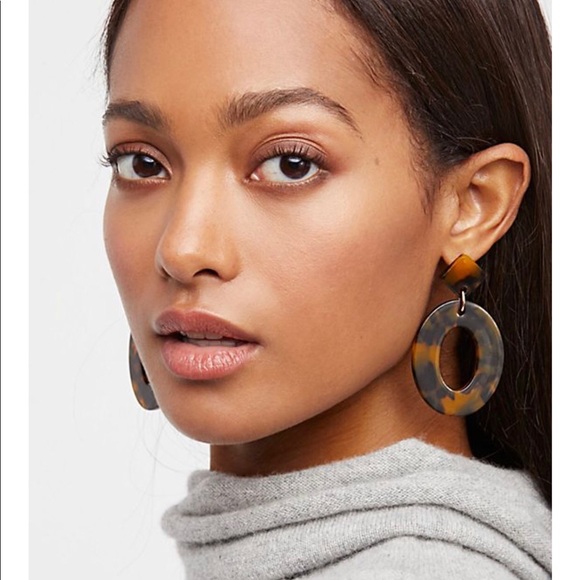 Tortoise Oval Hoop Drop Earrings - Picture 2 of 7